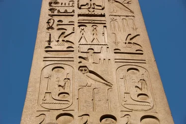 Ägyptische Altertümer: Detail des mit Kartuschen und Hieroglyphen verzierten Obelisken, Tempel des Pharaos Ramses II. (1292-1186 v. Chr.) in Luxor. Ostufer (Theben), Ägypten