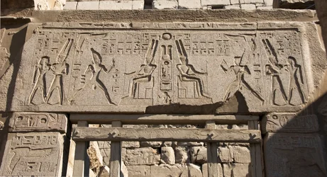 Ägyptische Antike: Ansicht des Architravs, der die Darstellung von Pharao Ramses II. ehrt den Gott Amon und Hieroglyphen schmückt, Tempel von Pharao Ramses II. (1292-1186 v. Chr.) in Luxor. Ostufer (Theben), Ägypten
