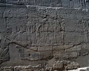 Totenboot, Detail aus Szenen von Opfergaben an Götter, Relief, Innenwände der Großen Hypostylhalle, Karnak-Tempelkomplex (Unesco-Welterbeliste)