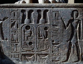 Hieroglyphen, Detail des Hufs der kolossalen Statue des Königs, Ramesses II Hof, Tempel des Amun (Unesco-Welterbeliste)