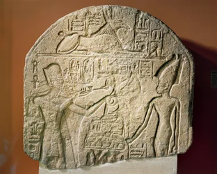 Kalksteinstele, die Ramses II zeigt, wie er Weihrauch und Papyrus der Göttin Astarte darbringt