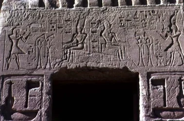 Sturz über der Eingangstür des Tempels der Königin Nefertari, Neues Reich, ca. 1250 v. Chr.
