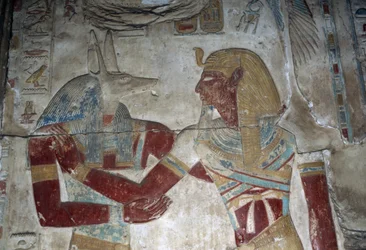 Bemaltes Relief, das den Pharao und den Gott Anubis darstellt, Kapelle des Osiris, Tempel von Sethos I.