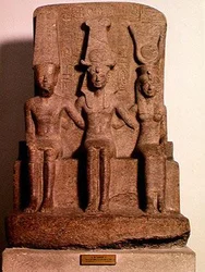 Ramses II (1304-1237 v. Chr.) sitzt zwischen Amun und Mut, aus Karnak, Neues Reich, c.1279-13 v. Chr.