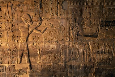 Ramses II. bringt Opfer vor dem heiligen Boot, Karnak, Ägypten (Relief)