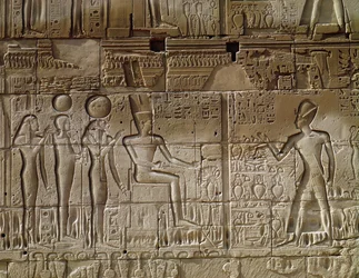 Relief, das Sethos I. (ca. 1294-1279 v. Chr.) zeigt, wie er Amun ein Opfer darbringt, von der nördlichen Außenwand der Hypostylhalle, Neues Reich