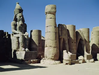 Sitzende Statue von Ramses II. (ca. 1279-1213 v. Chr.) im Peristylhof, Neues Reich
