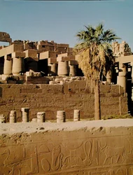 Mauer von Ramses II. und der Tempel von Tuthmosis