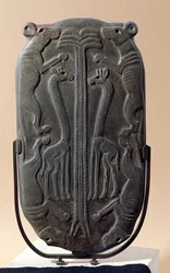 Palette, die vier Hunde und zwei Giraffen mit einer Palme darstellt, Thinitenzeit