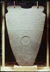 Die Narmer-Palette: zeremonielle Palette, die König Narmer zeigt, wie er die rote Krone von Unterägypten trägt und gefesselte und enthauptete Gefangene inspiziert, sowie ein Paar riesige, langhalsige Katzen, gefunden in Hierakonpolis