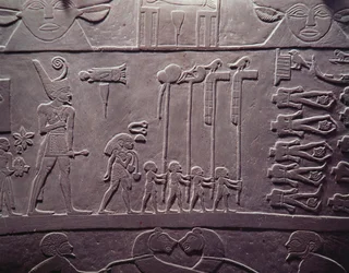 Die Narmer-Palette: zeremonielle Palette, die König Narmer zeigt, wie er die rote Krone von Unterägypten trägt und gefesselte und enthauptete Gefangene inspiziert, gefunden in Hierakonpolis, Frühdynastische Periode, ca. 3000 v. Chr.