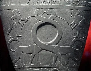 Die Narmer-Palette: Zeremonialpalette, die ein Paar langhalsiger Katzen an Leinen zeigt, gefunden in Hierakonpolis, Frühdynastische Periode, ca. 3000 v. Chr. (Detail)