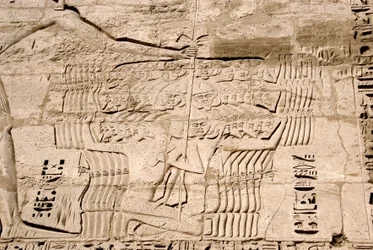 Ägyptische Antiquität: Detail der Reliefs des ersten Pylons, die die Gefangennahme von Kämpfern der Seevölker, Feinde von Ramses III, darstellen. Totentempel von Ramses III (1187-1156 v. Chr.). Luxor, Medinet Habou, Ägypten
