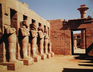 Osiride-Säulen im Tempel von Ramses III. (c.1184-1153 v. Chr.) Neues Reich