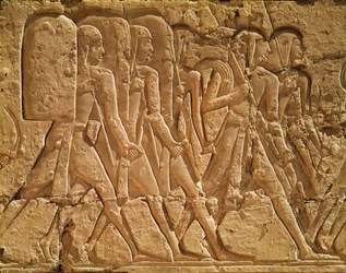 Relief, das Diener darstellt, die Seile und Waffen tragen, aus dem Totentempel von Ramses III. (ca. 1184-1153 v. Chr.) Neues Reich