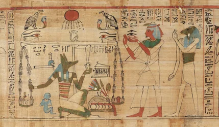 Detail aus dem Totenbuch des Priesters Aha-Mer, das Anubis zeigt, wie er das Herz des Verstorbenen gegen die Feder der Wahrheit wiegt