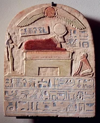 Bemalte Kalksteinstele des Gottes Apis