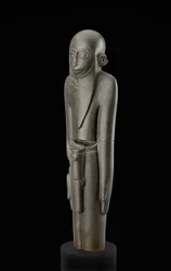 Statue eines bärtigen Mannes mit Kappe und Gürtel mit Penisscheide, der protodynastischen Zeit zugeschrieben (ca. 2900-2650 v. Chr.)