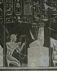 Dolerit-Relief von Nectanebo I., König, der eine Halskette an einen Dämon überreicht, dargestellt durch eine Messerkllinge und drei Schlangen, aus Heliopolis im Tempel von Atum