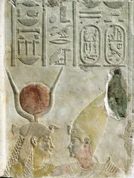 König Nektanebo II wird von der Göttin Isis begrüßt, bemaltes Kalksteinrelief