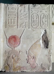 Nektanebos II (360-343 v. Chr.) wird von der Göttin Isis umarmt, Fragment von einer Tür, Spätzeit, ca. 358-341 v. Chr.