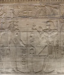 Reliefs im inneren Heiligtum, Philae-Tempel, Assuan, Ägypten