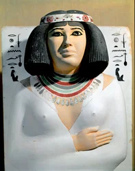 Ägyptische Antike: Nofret, Gemahlin des Hohepriesters von Heliopolis und Prinzen von Pe, Rahotep. Detail einer bemalten Kalksteinskulptur. 4. Dynastie. Aus der Mastaba des Rahotep in Meidum. Ägyptisches Museum, Kairo.