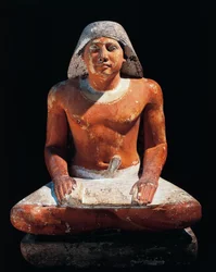 Altes Ägypten: Statue eines sitzenden Schreibers aus der Nekropole von Saqqara, 5. Dynastie, altes Reich