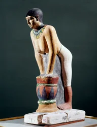 Ägyptische Altertümer: „Ägypterin, die Gerstenbrot zur Bierherstellung filtert“. Statuette. 5. Dynastie. 2400 v. Chr. Florenz, Museo Archeologico, Archäologisches Nationalmuseum