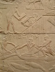 Relief, das einen Mann zeigt, der ein neugeborenes Ferkel pflegt, und Männer in Papyrusbooten, aus dem Mastaba von Kagemni, Altes Reich