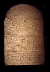 Ägyptische Antike: Kalksteinstele, die Pia zeigt, wie sie den Krokodilgott Sobek verehrt, gefolgt von ihrem Sohn Iy-Hebnef, der dem Gott Opfer darbringt. Aus dem Tempel des Sobek in Dahamsha