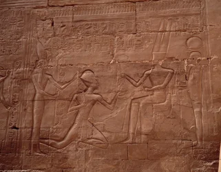 Ägyptische Antiquität: Relief, das die Wände des Tempels von Karnak (Karnac), Ägypten, schmückt.