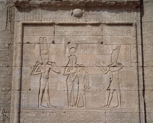 Ägyptische Antike: Blick auf die Flachreliefs des Tempels der Göttin Hathor in Denderah