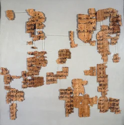 Ägyptische Antike: Fragmente des Papyrus, bekannt als der Königliche Kanon oder „Papyrus Royal“, der die Liste der Pharaonen von der 1. bis zur 17. Dynastie enthält. Turin, Ägyptisches Museum