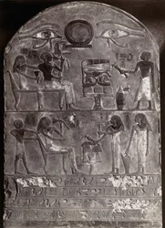 Augen des Horus Basrelief: Basrelief und Hieroglyphen auf einer gewölbten Stele mit zwei Augen des Horus oben. Ägyptische Kunst. Stele Musée du Louvre