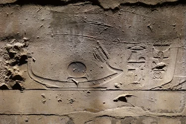 Re bewegt sich auf dem Sonnenboot, Luxor-Tempel