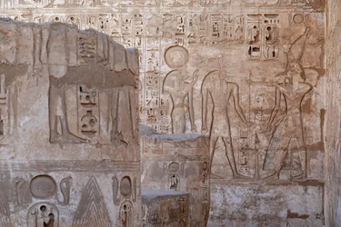Herrscher von Oberägypten bringt ein Opfer dar an Ra und Knoum, Tempel von Horus, Edfu