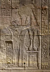 Der Pharao und seine Attribute, Tempel von Horus in Edfu