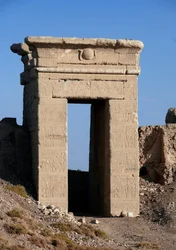 Ägyptische Antiquität: Blick auf den Bogen des Nordtors, Hathor-Tempel, Denderah, Ägypten