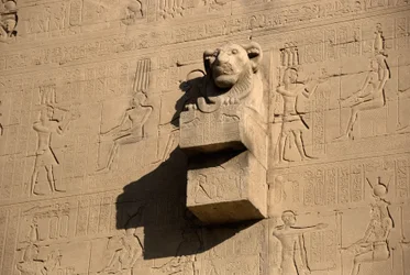 Ägyptische Antike: Löwenkopf-Wasserspeier, Tempel der Hathor, Denderah, Ägypten