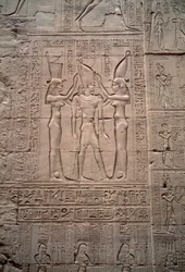 Ägyptische Antiquität: Flachrelief, das die Krönung von König Ptolemaios IV. darstellt. Tempel von Horus, Edfu, Ägypten