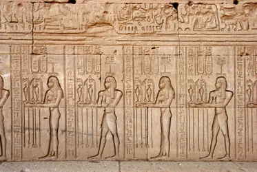 Ägyptische Antiquität: Opfergaben und Tributen an die Göttin, Hathor-Tempel, Denderah, Ägypten