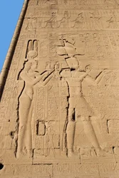 Ägyptische Antiquität: Relief von der Rückwand des Tempels der Göttin Hathor, Darstellung von Kleopatra und Caesarion, Denderah, Ägypten