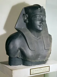 Fragment einer ägyptischen Statue von Ptolemaios I., 305-283 v. Chr.