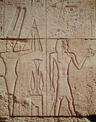 Relief, das Philipp Arridaeus (323-317 v. Chr.) zeigt, wie er einen Weihrauchbehälter vor Amun hält, mit dem Gott Min links, aus dem Heiligtum von Philipp Arridaeus, makedonische Dynastie