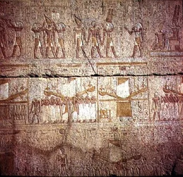 Relief, das heilige Boote zeigt, die von Priestern in Prozession getragen werden, aus dem Heiligtum von Philipp Arrhidaeus (323-317 v. Chr.)