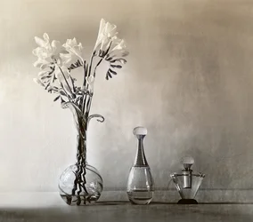 Elegante Blumen und Parfüm