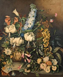 Blumen in einer Vase auf einem marmorgekrönten Konsolentisch