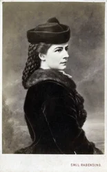Porträt von Elisabeth von Wittelsbach (1837-1898) (Sissi), Kaiserin von Österreich (1854-1898) und Königin von Ungarn (1867-1898), geborene Herzogin in Bayern. Fotografie im Atelier von Emil Rabending (1823-1886).