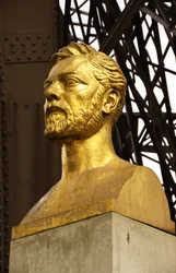 Büste von Gustave Eiffel unter dem Eiffelturm, Paris, Frankreich